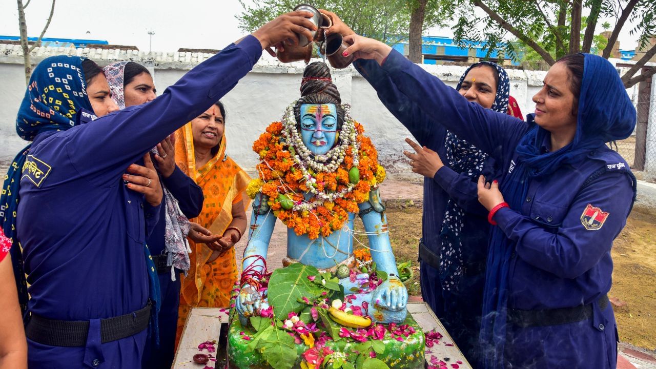 શિવના બે પુત્રો કાર્તિકેય વિશે બધા જાણે છે, પરંતુ આ બે સિવાય, ભગવાન શંકરનો એક બીજો પુત્ર પણ છે. ભગવાન શિવના ત્રીજા પુત્રનું નામ ભગવાન અયપ્પા છે અને દક્ષિણ ભારતમાં તેમની પૂજા પૂર્ણ શ્રદ્ધાથી કરવામાં આવે છે.