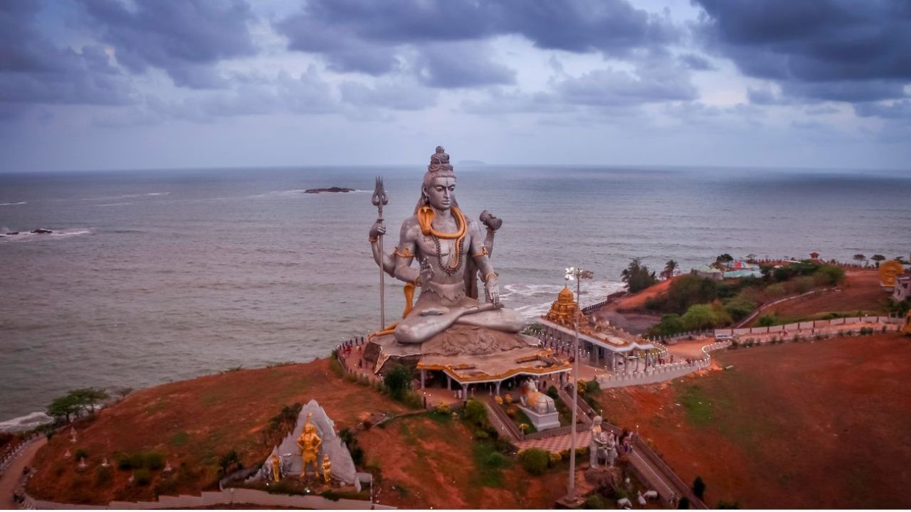 ભગવાન શિવના બીજા ઘણા નામ છે, જેમ કે, મહાદેવ, ભોળાનાથ, શંકર, મહેશ, રુદ્ર, નીલકંઠ વગેરે, મહાદેવને ભોળાનાથ તરીકે ઓળખવામાં આવે છે કારણ કે તે જલદી પ્રસન્ન થઇ જાય છે.