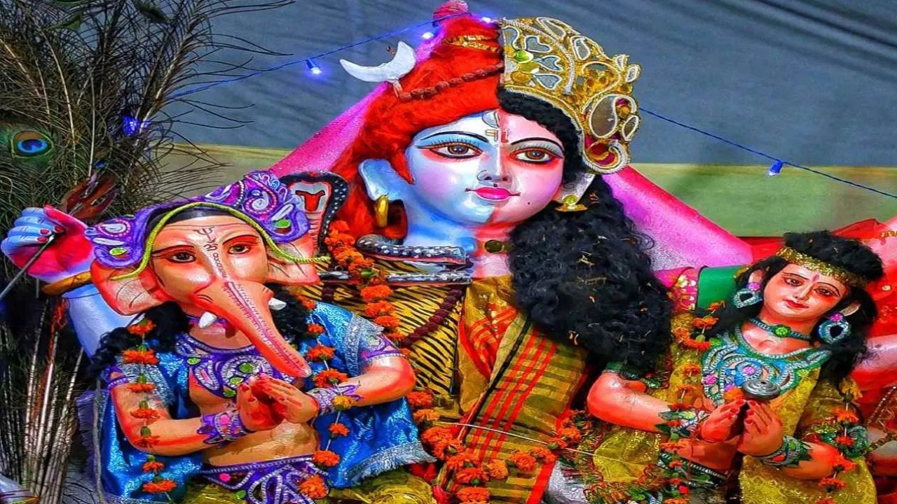 શિવને સર્જન, અસ્તિત્વ અને વિનાશના દેવ તરીકે પૂજવામાં આવે છે અને તેને બ્રહ્માંડની મૂળભૂત શક્તિ તરીકે ગણવામાં આવે છે. 