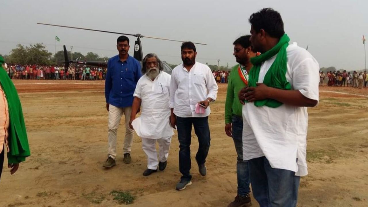 શિબુ સોરેન જમીનમાલિકો અને શાહુકારો સામે સંક્ષિપ્ત ન્યાય આપવા માટે જાણીતા હતા, 1977માં તેઓ પહેલી વાર લોકસભા ચૂંટણી હારી ગયા હતા. 1980માં તેઓ પહેલી વાર દુમકાથી લોકસભામાં ચૂંટાયા હતા. તેમની સામે ધરપકડ વોરંટ જાહેર કરવામાં આવ્યું હતું. 