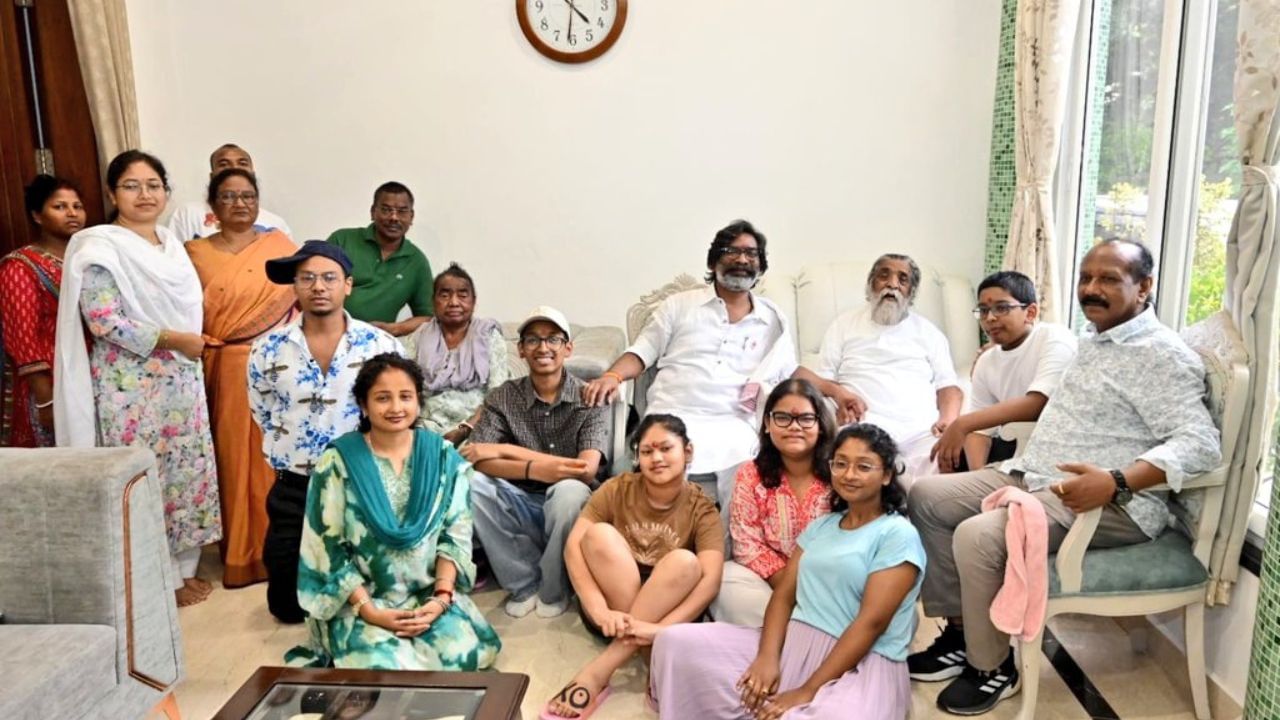  તેમના નિધન પર શોક વ્યક્ત કરતા ઝારખંડના મુખ્યમંત્રી અને તેમના પુત્ર હેમંત સોરેને કહ્યું કે, ગુરુજી આપણને બધાને છોડીને ચાલ્યા ગયા છે. પીએમ મોદીએ પણ તેમના નિધન પર શોક વ્યક્ત કર્યો છે.