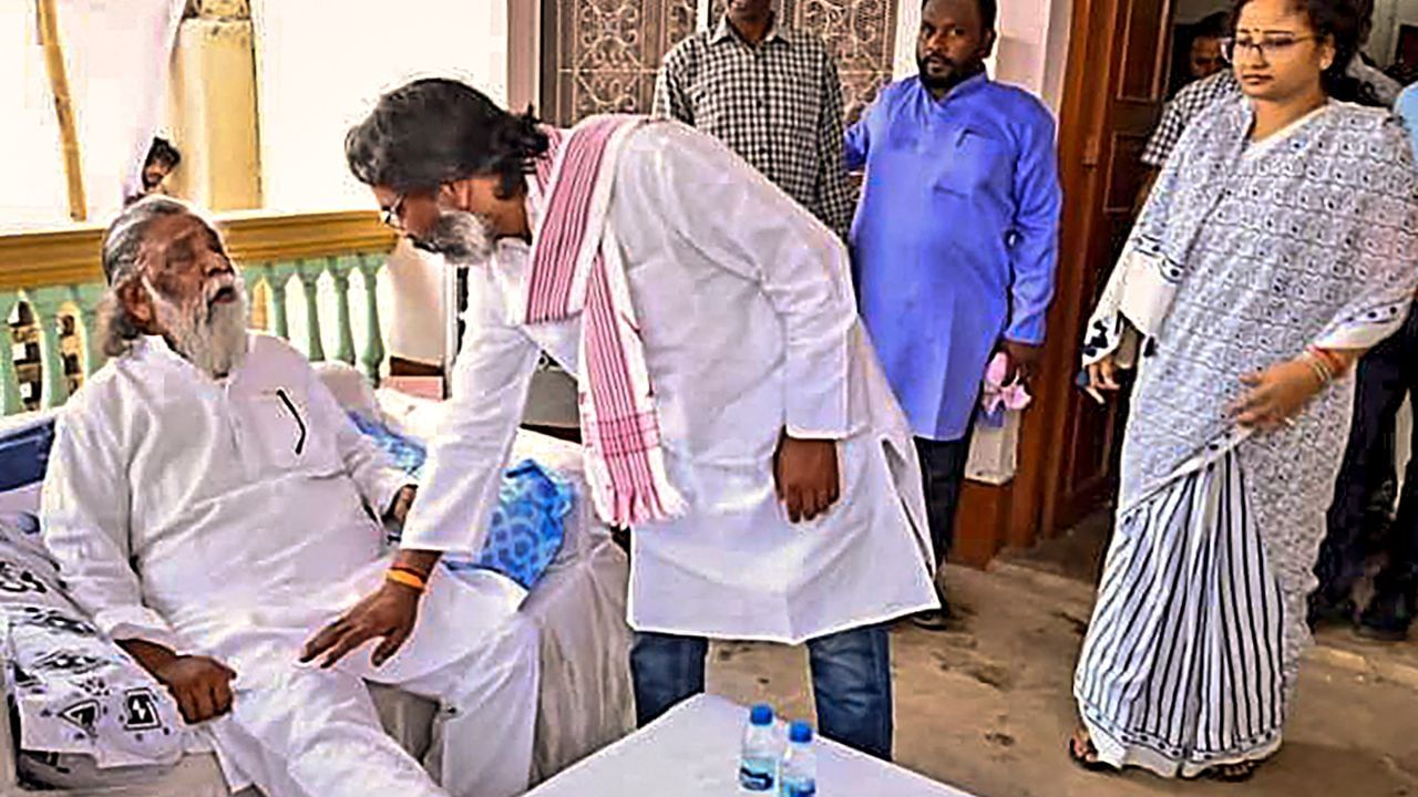 તેમણે ઝારખંડના ત્રીજા મુખ્યમંત્રી તરીકે સેવા આપી હતી, પ્રથમ 2005માં 10 દિવસ માટે (2 માર્ચથી 12 માર્ચ સુધી), પછી 2008 થી 2009 સુધી, અને ફરીથી 2009 થી 2010 સુધી. તેઓ ઇન્ડિયન એલાયન્સના ઘટક JMM ના પ્રમુખ પણ હતા. 