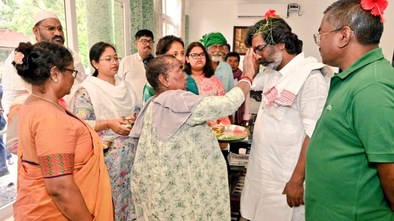 18 વર્ષની ઉંમરે, તેણે સંથાલ નવયુવક સંઘની રચના કરી. 1972માં, બંગાળી મેક્સિસ્ટ ટ્રેડ યુનિયન નેતા એ. કે. રોય, કુર્મી-મહાતો નેતા બિનોદ બિહારી મહતો અને સંથાલ નેતા શિબુ સોરેને ઝારખંડ મુક્તિ મોરચાની રચના કરી.