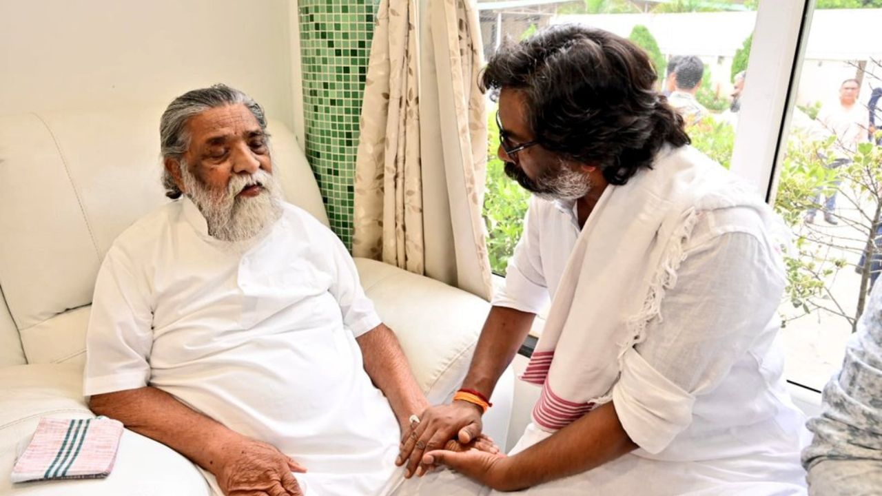 સોરેન જેએમએમના મહાસચિવ બન્યા. જેએમએમએ આદિવાસી જમીનો પાછી મેળવવા માટે આંદોલનોનું આયોજન કર્યું જે અલગ થઈ ગઈ હતી. 