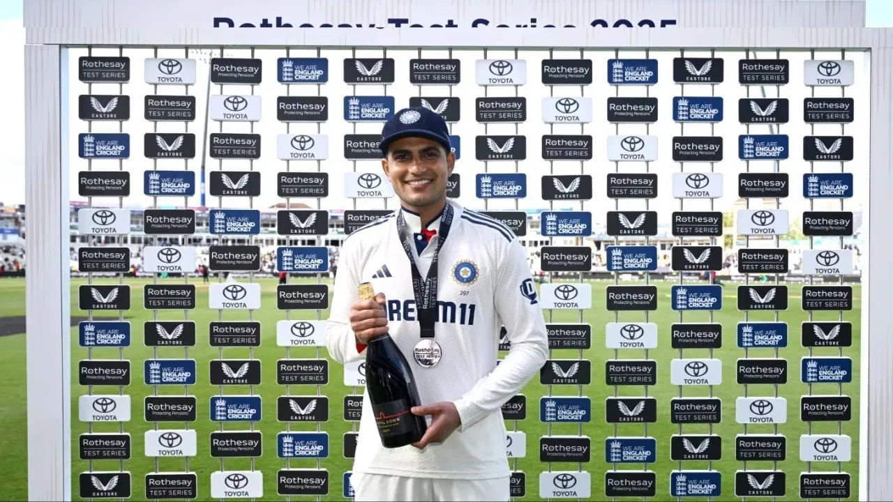 ટેસ્ટ શ્રેણીમાં મેડલ ઉપરાંત ગિલને પ્લેયર ઓફ ધ મેચનો એવોર્ડ પણ મળ્યો હતો. ગિલે એજબેસ્ટનમાં 269 અને 161 રન બનાવ્યા હતા. આ ઈનિંગ્સ પછી, તેને દારૂની બોટલ મળી હતી. પ્લેયર ઓફ ધ સિરીઝનો એવોર્ડ જીત્યા પછી પણ, તેને દારૂની એક બોટલ આપવામાં આવી હતી. 