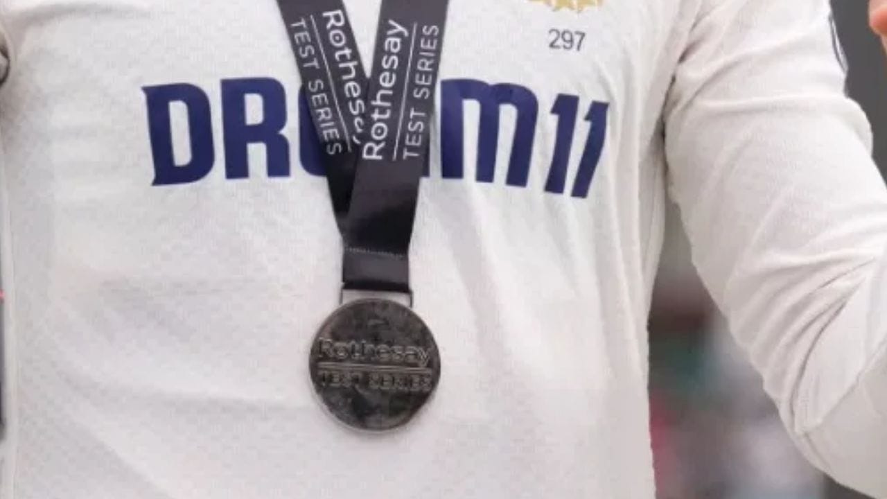 ગિલે પોતાના પ્લેયર ઓફ ધ સિરીઝ મેડલ સાથે એક ફોટો ક્લિક કર્યો. શુભમનના મેડલની એક બાજુ રોથેસે ટેસ્ટ સિરીઝ લખેલું છે. બીજી બાજુ ઈંગ્લેન્ડ vs ભારત પ્લેયર ઓફ ધ સિરીઝ છપાયેલું છે. 