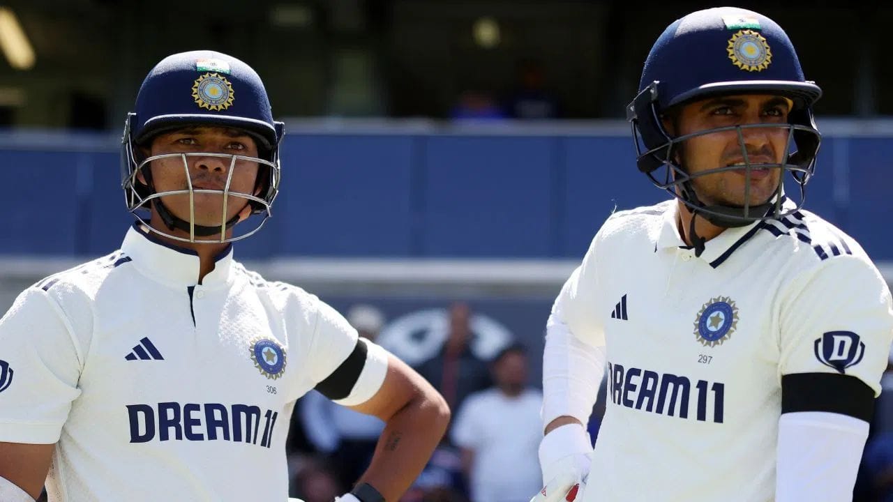 યશસ્વી જયસ્વાલે ઈંગ્લેન્ડ પ્રવાસમાં જોરદાર બેટિંગ કરી અને શ્રેણીમાં 400 થી વધુ રન બનાવ્યા. જેનાથી યશસ્વીને ICC મેન્સ ટેસ્ટ બેટિંગ રેન્કિંગમાં મોટો ફાયદો થયો છે. જ્યારે શુભમન ગિલને ઈંગ્લેન્ડ સામે ટેસ્ટ શ્રેણીમાં 754 રન બનાવવા છતાં રેન્કિંગમાં મોટો ઝટકો લાગ્યો છે. 