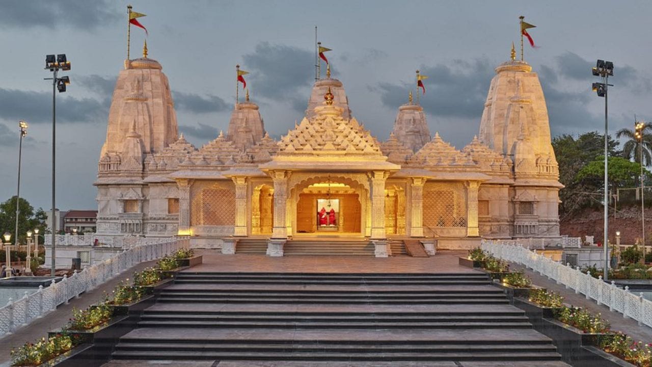 ધાર્મિક સ્થળોએ વારંવાર જવાના ચાન્સ બનવા : જો તમને વારંવાર મંદિરમાં જવાનું મન થાય છે અથવા અચાનક ધાર્મિક યાત્રાઓ થવા લાગે, તો આ પણ એક સંકેત છે કે મા લક્ષ્મી તમારાથી પ્રસન્ન છે અને ટૂંક સમયમાં તમને ધન પ્રાપ્ત થશે.