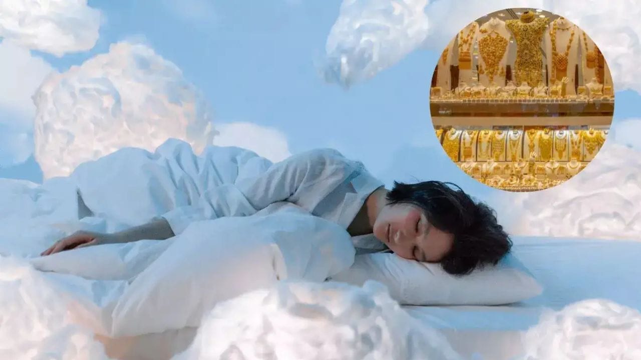 સોના અને ચાંદીનું સ્વપ્ન જોવું: સ્વપ્ન શાસ્ત્રમાં કહેવામાં આવ્યું છે કે જો કોઈ વ્યક્તિ સ્વપ્નમાં સોનું, ચાંદી, ઘરેણાં અથવા રૂપિયા જુએ છે, તો તે મા લક્ષ્મીની કૃપાનો ખાસ સંકેત છે. આવા સ્વપ્ન કહે છે કે ટૂંક સમયમાં તમારા ઘરમાં ધન આવશે.