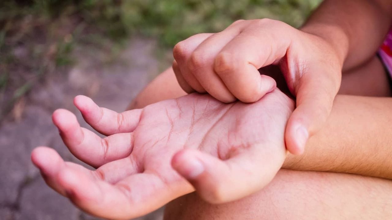 હાથમાં ખંજવાળ: જ્યોતિષશાસ્ત્રમાં ખૂબ જ પ્રચલિત માન્યતા છે કે જો તમારા જમણા હાથ (જમણા હાથ) ની હથેળીમાં ખંજવાળ આવે છે, તો તેનો અર્થ એ છે કે તમને નાણાકીય લાભ મળવાનો છે. તેનાથી વિપરીત, જો ડાબા હાથની હથેળીમાં ખંજવાળ આવે છે, તો તેનો અર્થ એ છે કે પૈસા ખર્ચ થવાના છે. ભલે આ એક જૂની માન્યતા છે, પણ આજે પણ લોકો ઘણીવાર તેમાં માને છે.