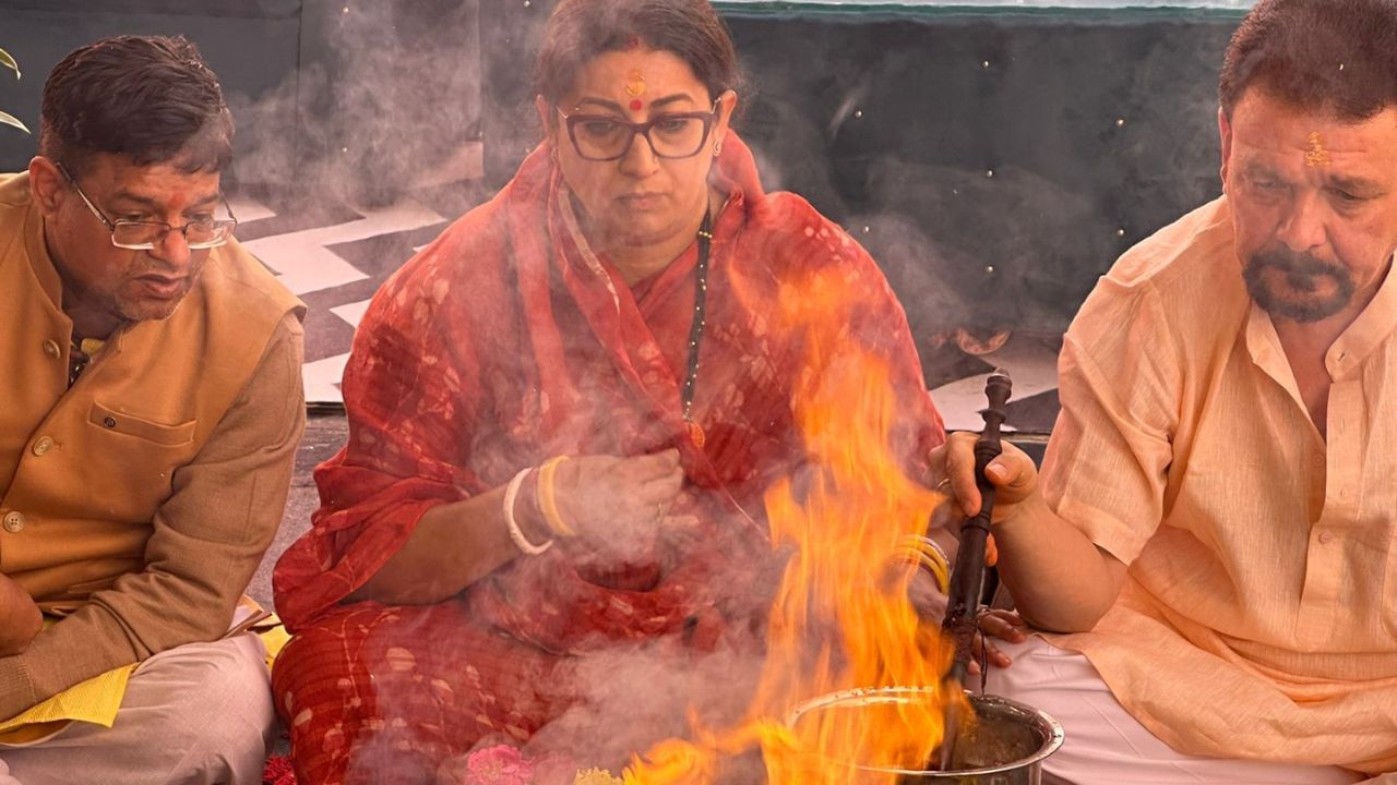 અંદાજે 25 વર્ષ બાદ ક્યોકિ સાસ ભી કભી બહુથીએ પોતાની બીજી અને નવી સીઝનની સાથે ફરી એક વખત ટેલિવિઝન પર વાપસી કરી છે. સ્મૃતિ ઈરાનીએ મસમોટી ફી લઈ સૌને ચોંકાવી દીધા છે. તો ચાલો જાણીએ કેટલો ચાર્જ લઈ સ્મૃતિ ઈરાની સૌથી મોંઘી અભિનેત્રી બની છે.