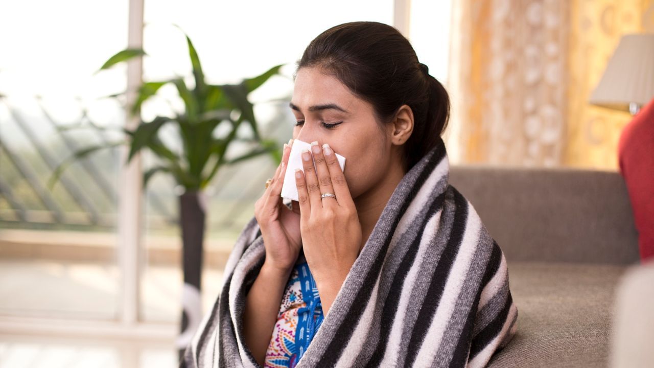 છીંકને દબાવવા જતા, નાક મારફતે બહાર નીકળવાની રહેલી તીવ્ર હવા કાનની અંદર તરફ ધકેલાય છે. તેના કારણે કાનનો પડદો ફૂલાઈ જાય છે અને તેને નુકસાન થવાની શક્યતા રહે છે. તેથી છીંકને અટકાવવી બિલ્કુલ યોગ્ય માનવામાં આવતી નથી. ( Credits: Getty Images )