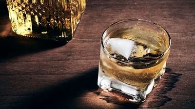 ભારત એવા દેશોમાંનો એક છે જ્યાં સૌથી વધુ વ્હિસ્કી પીવામાં આવે છે. રિસર્ચ પ્લેટફોર્મ સ્ટેટિસ્ટાના અહેવાલ મુજબ, ભારતમાં દારૂની વેચાતી દર બીજી બોટલ વ્હિસ્કીની હોય છે. દેશમાં પ્રતિ વ્યક્તિ સરેરાશ 2.6 લિટર વ્હિસ્કીનો ઉપયોગ થાય છે. ભારતમાં સોડા સાથે વ્હિસ્કી પીવાની પરંપરા રહી છે. હવે પ્રશ્ન એ છે કે સોડા સાથે વ્હિસ્કી કેમ પીવામાં આવે છે. વાઇન નિષ્ણાત સોનલ હોલેન્ડ પાસેથી જવાબ જાણો.
