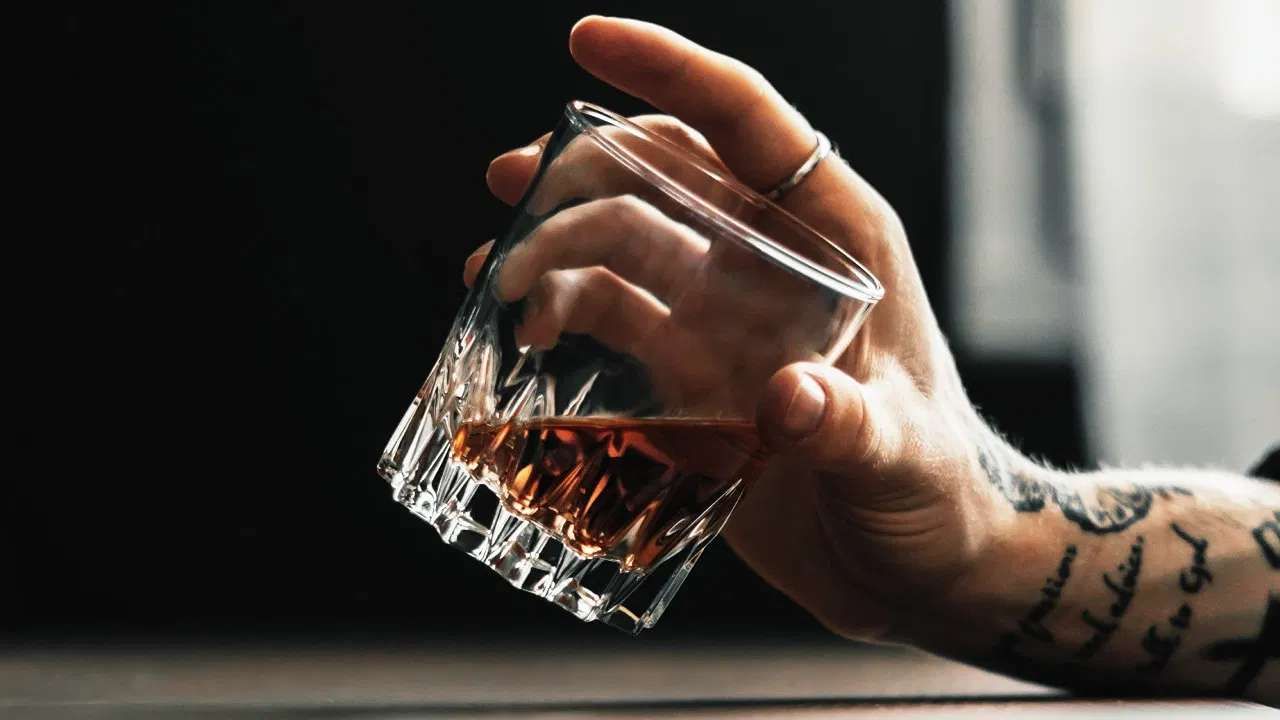 નિષ્ણાતો કહે છે કે સીધી વ્હિસ્કી પીવાથી પેટને નુકસાન થઈ શકે છે. આમ કરવાથી એસિડિટી અને બળતરા થવાનું જોખમ વધારે રહે છે. સોડા તેને હળવું બનાવવાનું કામ કરે છે. હાર્ડ આલ્કોહોલ પીણાં, નાક અને જીભના રીસેપ્ટર્સને સુન્ન કરી દે છે. ગળામાં બળતરા થવાની સાથે, તે લીવર માટે હાનિકારક સાબિત થાય છે. એટલા માટે તેને સોડા સાથે પીવામાં આવે છે. 