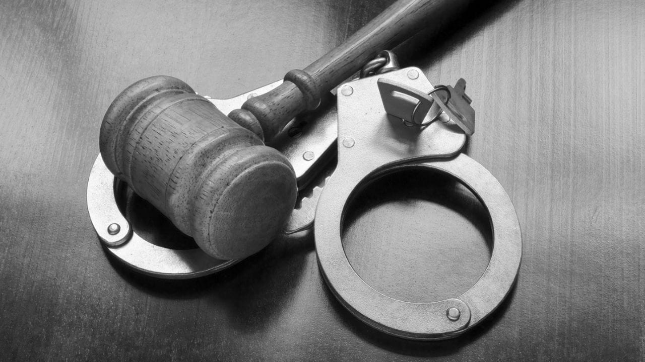 પોલીસને તાલીમ આપવામાં આવી રહી છે: તાજેતરમાં મધ્યપ્રદેશ હાઈકોર્ટમાં એક કેસ સામે આવ્યો હતો જેમાં ટાઇપિંગ ભૂલને કારણે ખોટા વ્યક્તિને જામીન આપવામાં આવ્યા હતા, જેને પછીથી સુધારી લેવામાં આવ્યા હતા. આવા કિસ્સાઓ ટાળવા માટે ડિજિટલ વેરિફિકેશનને વધુ મજબૂત બનાવવામાં આવી રહ્યું છે. આ ઉપરાંત પોલીસને આ દિશામાં પણ તાલીમ આપવામાં આવી રહી છે. જેથી તેઓ ડિજિટલ દસ્તાવેજો તપાસવા માટે આધુનિક તકનીકોનો ઉપયોગ કરી શકે.
