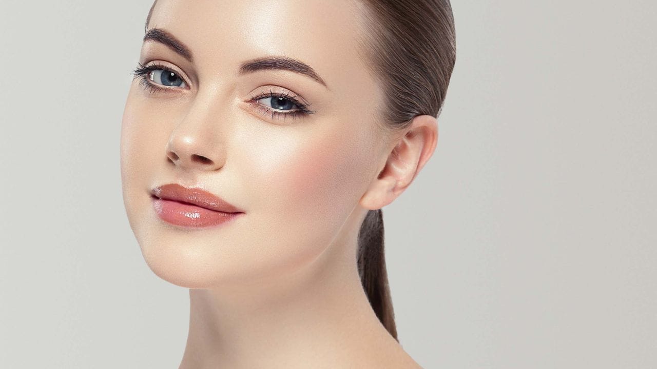 મલાઈ કે ઘી... કયું શ્રેષ્ઠ છે?: ક્રીમ અને ઘી બંને ત્વચા માટે ફાયદાકારક છે. બંને ચહેરાને કુદરતી ચમક આપે છે અને ત્વચાને મોઇશ્ચરાઇઝ કરે છે. પરંતુ બંનેના કેટલાક અલગ-અલગ ફાયદા છે. ઉદાહરણ તરીકે, ઘી શુષ્ક અને વૃદ્ધ ત્વચા માટે વધુ સારું છે. ઘી ત્વચાને ઊંડે સુધી ભેજયુક્ત બનાવે છે. તેમાં હાજર એન્ટીઑકિસડન્ટો વૃદ્ધત્વ પ્રક્રિયાને ધીમી કરે છે. બીજી તરફ, ક્રીમ સુકાઈ ગયેલી ત્વચા માટે ફાયદાકારક છે. તે ત્વચાને નરમ બનાવે છે. તેમાં હાજર લેક્ટિક એસિડ ત્વચાને ચમકદાર બનાવે છે. તેથી તમે તમારી જરૂરિયાત મુજબ ઘી અને ક્રીમનો ઉપયોગ કરી શકો છો.
