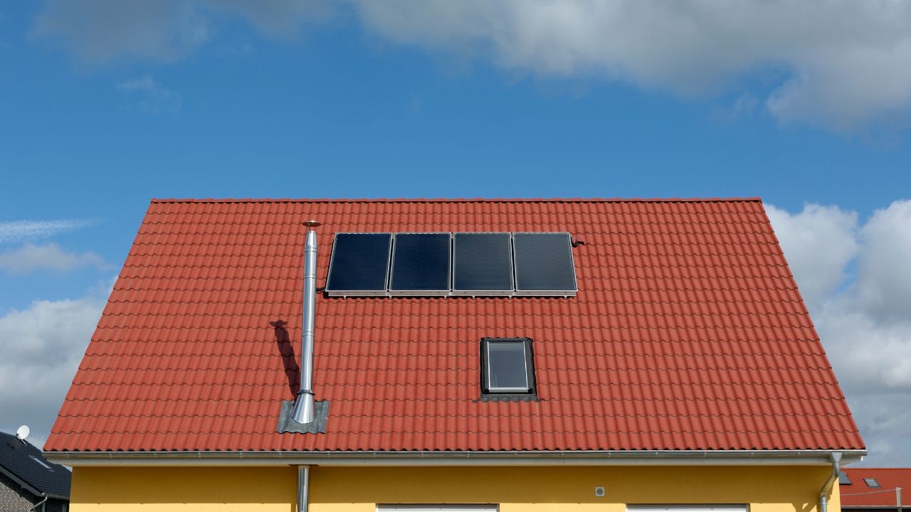 તમને જણાવી દઈએ કે સરકાર દ્વારા કિલોવોટના હિસાબે સબસિડી આપવામાં આવે છે. જો તમે 1 કિલોવોટનું સોલાર પેનલ લગાવો છો. તો તેના પર 30,000 સુધીની સબસિડી આપવામાં આવે છે. બીજી તરફ, 2 કિલોવોટના સોલાર પેનલ સ્થાપિત કરવાથી ₹60,000 ની સબસિડી મળે છે, જ્યારે 3 કિલોવોટ અથવા તેથી વધુ ક્ષમતા ધરાવતા સોલાર પેનલ સ્થાપિત કરવાથી ₹78,000 ની સબસિડી મળે છે.