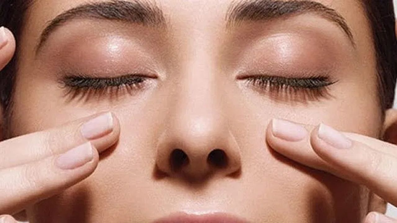 કિડનીની સમસ્યા ધરાવતા કેટલાક લોકોને રંગો, ખાસ કરીને વાદળી અને પીળા રંગને અલગ પાડવામાં મુશ્કેલી પડે છે. આ સમસ્યા ઓપ્ટિક નર્વને થયેલ નુકશાન અથવા રેટિના પર લાંબા ગાળાની બીમારીના અસરકારક ફેરફારોને કારણે ઊભી થાય છે. આવા લક્ષણો દેખાય તો તરત જ નિષ્ણાતની સલાહ લેવી જોઈએ.