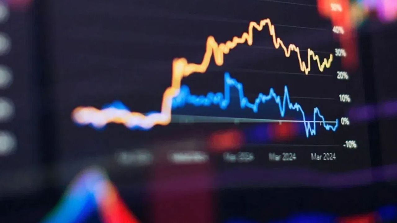 DLF: કંપનીએ એક્સચેન્જને માહિતી આપી હતી કે, જૂન ક્વાર્ટરમાં કંપનીનો નફો 16.5 ટકા વધીને રૂ. 762.6 કરોડ થયો છે, જે એક વર્ષ પહેલા સમાન ક્વાર્ટરમાં રૂ. 654.6 કરોડ હતો. આ ક્વાર્ટર દરમિયાન કંપનીની કુલ આવક રૂ. 2716 કરોડ હતી, જે ગયા વર્ષના સમાન ક્વાર્ટરમાં રૂ. 1423.2 કરોડ હતી. કંપનીની આવકમાં 90.8 ટકાનો વધારો છે તેમ કહી શકાય. સોમવારે, કંપનીનો શેર 2.37 ટકાના વધારા સાથે રૂ. 795.85 પર બંધ થયો.