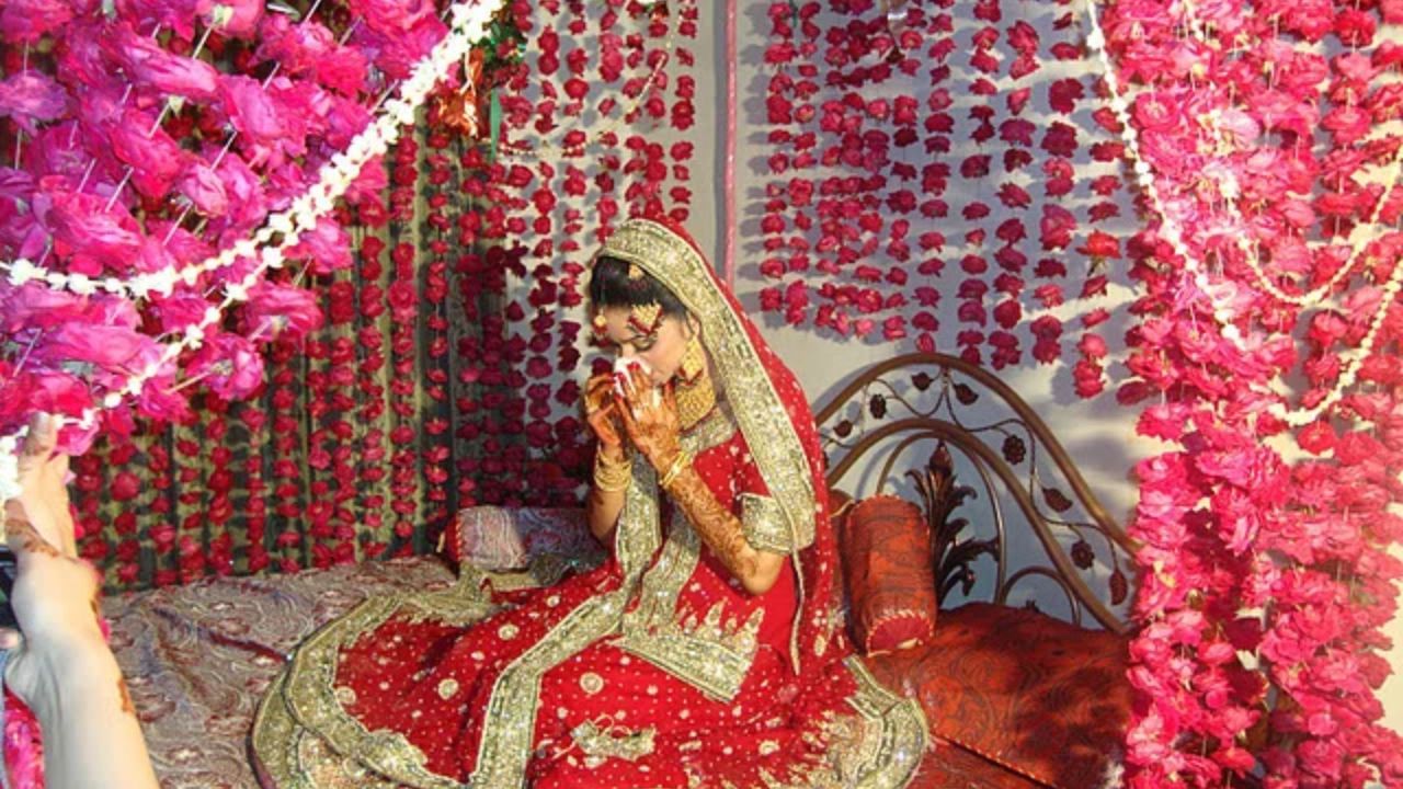 એકવાર લગ્ન નક્કી થઈ જાય પછી, દંપતી ઘરે અને પરિવારમાં જાય ત્યાં સુધી ઘણી બધી વિધિઓ અને પરંપરાઓ હોય છે. જો કે, આમાંના કેટલાક એવા છે જેના વિશે આપણે જાણીએ છીએ, પરંતુ ખૂબ ઓછા લોકો તેનો ખરો અર્થ જાણે છે.