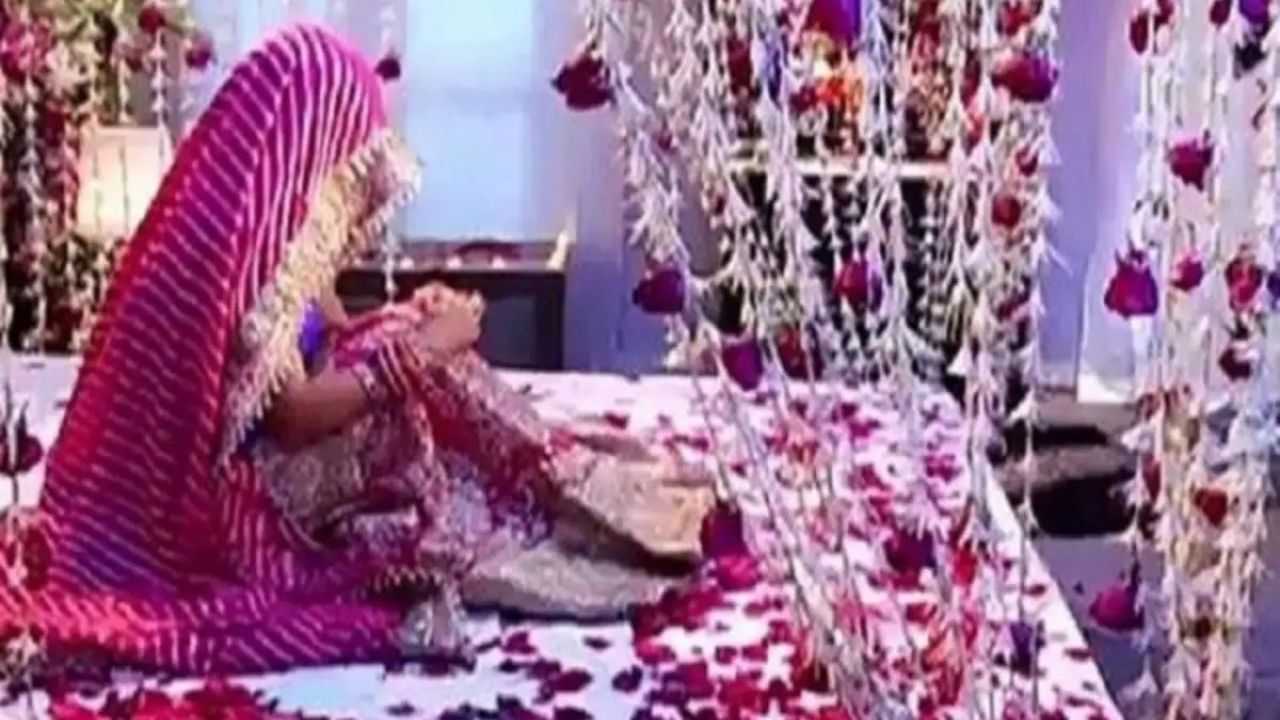 સુહાગરાત શબ્દનો અર્થ સંસ્કૃત શબ્દ પરથી આવ્યો છે. તે સૌભાગ્ય શબ્દ સાથે સંબંધિત છે, જેને સુહાગનું મૂળ માનવામાં આવે છે. સુહાગ અને સુહાગન બંને શબ્દો પરિણીત સ્ત્રી માટે અથવા તેના સંદર્ભમાં વપરાય છે.