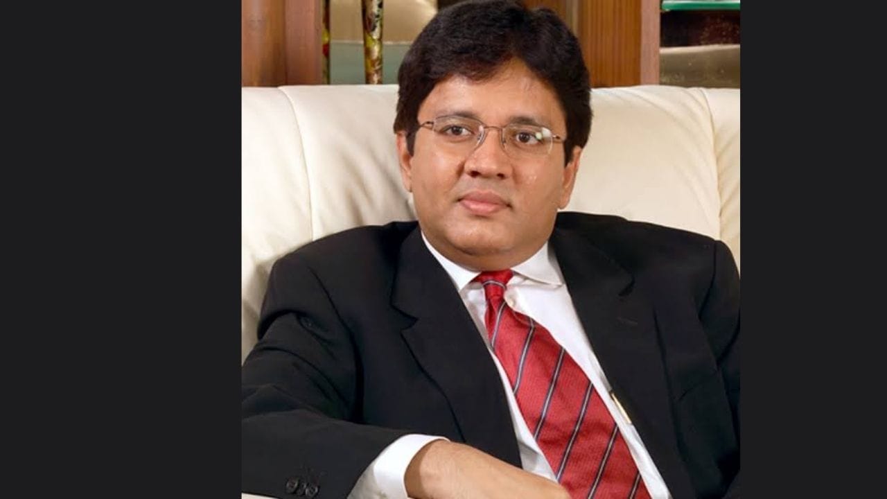 અગાઉ, ભૂતપૂર્વ કેન્દ્રીય મંત્રી અને ડીએમકે સાંસદ દયાનિધિ મારને તેમના ભાઈ કલાનિધિ મારનને કાનૂની નોટિસ મોકલી હતી, જેમાં, અહેવાલો અનુસાર, તેમના પર "છેતરપિંડી"નો આરોપ મૂકવામાં આવ્યો હતો. સાંસદે મીડિયા ગ્રુપ સન ટીવી નેટવર્કના ચેરમેન તરીકેના કાર્યકાળ દરમિયાન તેમના ભાઈ પર છેતરપિંડી અને મની લોન્ડરિંગનો આરોપ લગાવ્યો હતો. કલાનિધિ મારન અને તેમની પત્ની કાવેરી મારનને મોકલવામાં આવેલી કાનૂની નોટિસમાં સાત અન્ય પ્રતિવાદીઓ સાથે સન ટીવીના શેરહોલ્ડિંગને 2003 ના સ્તર પર પુનઃસ્થાપિત કરવાની વિનંતી કરવામાં આવી છે.