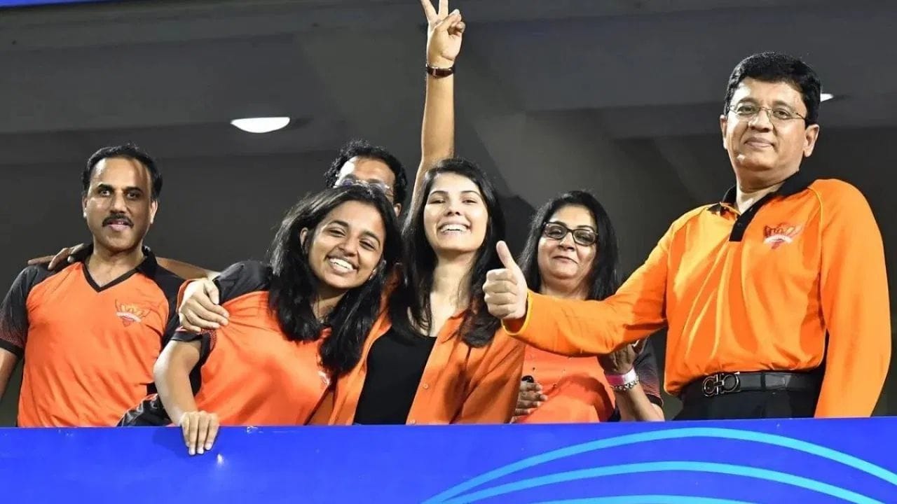 સન ટીવીએ 30 જૂન, 2025 ના રોજ પૂરા થયેલા પ્રથમ ક્વાર્ટરમાં PAT માં 5.38 ટકાનો ઘટાડો કરીને રૂ. 529.21 કરોડનો અહેવાલ આપ્યો હતો. કંપનીએ એક વર્ષ પહેલા એપ્રિલ-જૂન સમયગાળામાં રૂ. 559.32 કરોડનો PAT નોંધાવ્યો હતો. જૂન ક્વાર્ટરમાં કંપનીની કાર્યકારી આવક 1.77 ટકા ઘટીને રૂ. 1,290.28 કરોડ થઈ હતી. ગયા વર્ષના સમાન ક્વાર્ટરમાં તે રૂ. 1,313.55 કરોડ હતી. નાણાકીય વર્ષ 2026 ના જૂન ક્વાર્ટરમાં સન ટીવી નેટવર્કનો કુલ ખર્ચ 10 ટકા વધીને રૂ. 782 કરોડ થયો છે. સન ટીવી નેટવર્ક સાત ભાષાઓમાં સેટેલાઇટ ટેલિવિઝન ચેનલો ચલાવે છે - તમિલ, તેલુગુ, કન્નડ, મલયાલમ, બંગાળી, હિન્દી અને મરાઠી - અને સમગ્ર ભારતમાં એફએમ રેડિયો સ્ટેશનનું પ્રસારણ કરે છે.