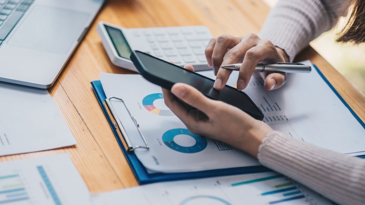 અપીલકર્તા પ્રકાશ ચીમનલાલ સેઠે આરોપ લગાવ્યો હતો કે, કેયુર લલિતભાઈ રાજપોપટે તેમની પાસેથી ₹38,50,000 ઉછીના લીધા હતા અને જાગૃતિ કેયુર રાજપોપટે (કેયુરની પત્ની) લોનની ગેરંટી આપી હતી. તેમણે એવો પણ દાવો કર્યો હતો કે તેમણે નાણાકીય સહાય લીધી હતી અને સપ્ટેમ્બર 2023માં કુલ ચાર ચેક જાહેર કર્યા હતા.