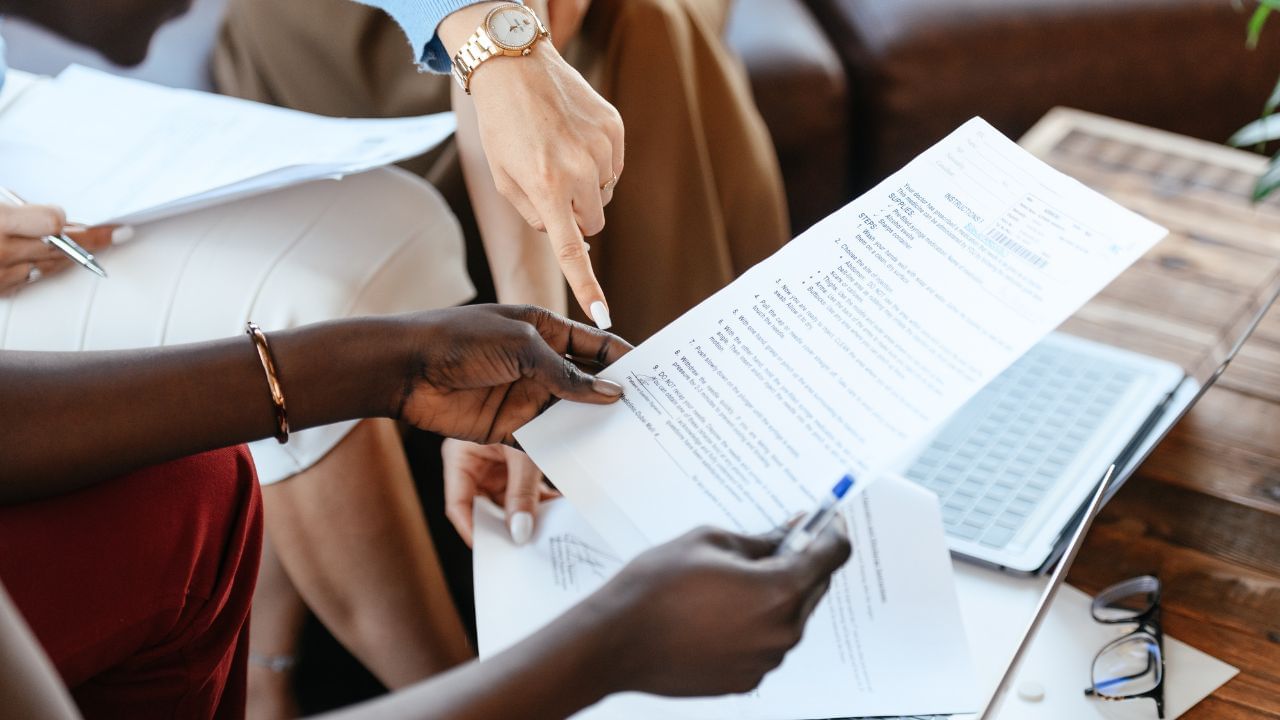 આ ચેક અપીલકર્તા દ્વારા કોટક મહિન્દ્રા બેંક, મુંબઈની ઓપેરા હાઉસ શાખામાં જમા કરાવવામાં આવ્યો હતો, પરંતુ અપૂરતા પૈસાને કારણે ચેક બાઉન્સ થયો હતો. આની જાણકારી 15 સપ્ટેમ્બર 2023ના રોજ આપવામાં આવી હતી.