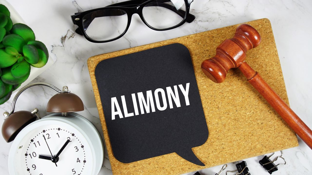 (Disclaimer: જો તમારી પાસે કોઈ ચોક્કસ કેસ હોય તો કાનૂની નિષ્ણાત (વકીલ) ની સલાહ લેવી સલાહભર્યું છે. અહીં આપેલી માહિતી ફક્ત કોર્ટના નિર્ણયો અને કલમોને આધારે આપવામાં આવી છે. તમારે કોઈ કેસ માટે જાણવું હોય તો યોગ્ય વકીલની સલાહ લઈ શકો છો.)(All Image Symbolic)
