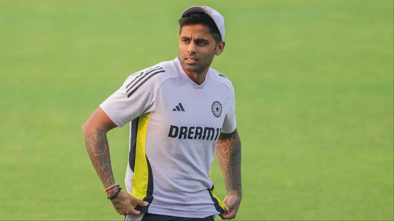 ભારતના T20 કેપ્ટન સૂર્યકુમાર યાદવ વિશે અપડેટ એ છે કે તે હજુ સંપૂર્ણપણે ફિટ નથી. તેને સ્વસ્થ થવામાં વધુ એક અઠવાડિયા લાગી શકે છે. આનો અર્થ એ થયો કે તે ફિઝિયો અને મેડિકલ સ્ટાફની દેખરેખ હેઠળ NCAમાં વધુ એક અઠવાડિયા રહેશે. સૂર્યાનું જૂનમાં હર્નિયાનું ઓપરેશન થયું હતું.