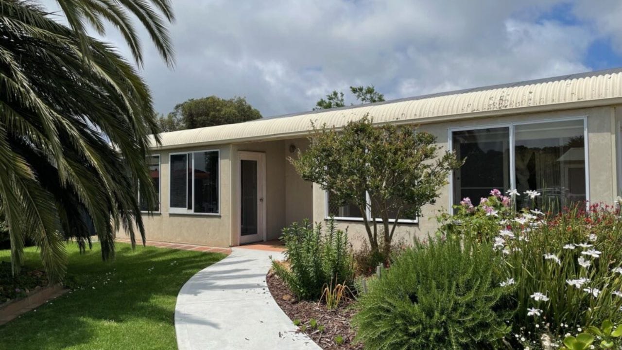 કેટલાક પ્લોટ અંગ્રેજી મૂળાક્ષર ટી જેવા આકારના પણ હોય છે. આ પ્રકારના પ્લોટમાં આગળનો ભાગ પહોળો અને અંદરનો ભાગ સાંકડો જોવા મળે છે.