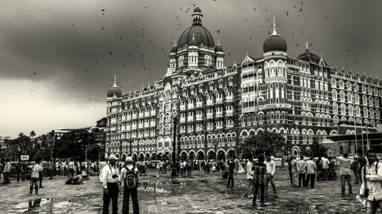 1903, જગ્યા - બોમ્બે, અને અરબ સાગરના તટે ઊભેલું એક સપનું, તાજ હોટેલ પણ આ એક માત્ર પથ્થર અને સિમેન્ટથી બનેલું સંકુલ નહોતું, આ હતું એક વ્યક્તિના આત્મસન્માન, જીદ અને આત્મવિશ્વાસથી બનેલું સ્વપ્ન. તાજ મહેલ પેલેસ માત્ર હોટેલ નહોતું, તે જમશેદજી ટાટાના સપનાનું અદ્વિતીય પ્રતિક હતું. પણ આ સપનાને સાકાર થવામાં લગભગ 14 વર્ષ લાગ્યા.