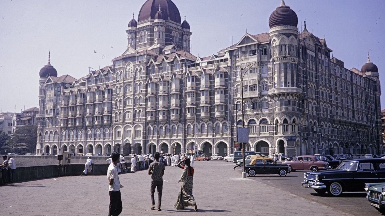 પછી તો તેઓ દુનિયાભરમાં ફરીને શ્રેષ્ઠ વસ્તુઓ એકઠી કરવા લાગ્યા. લંડનના બજારોમાંથી ફર્નિચર, બર્લિનમાંથી સામાન, પેરિસમાંથી બોલરૂમ માટેના ખંભા, જર્મનીમાંથી લિફ્ટ અને અમેરિકા પરથી પંખા મંગાવ્યા. ભારતના પ્રથમ હોટેલમાં એસી માટે કાર્બન ડાયોક્સાઈડ આધારિત બરફ મશીન પણ લાગૂ કરાયું.