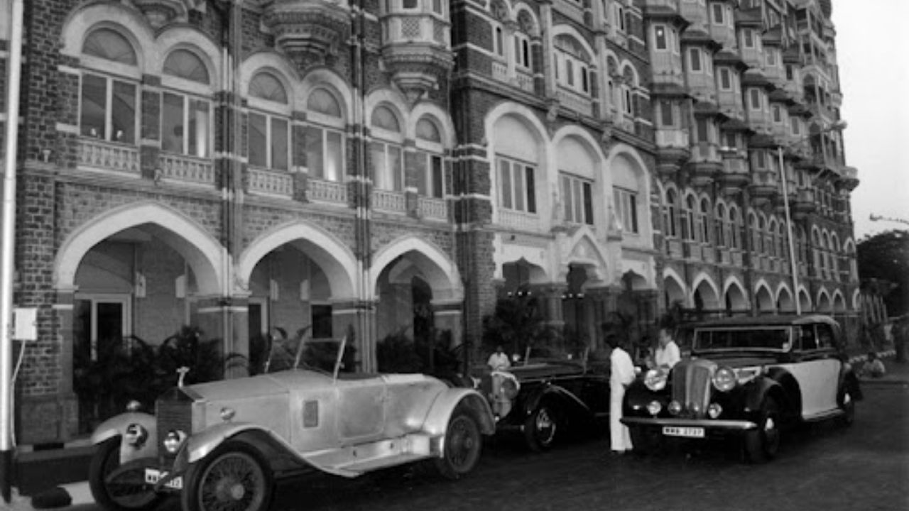 જ્યારે તાજ હોટેલ તૈયાર થયું ત્યારે તેની કુલ લાકત ₹26 લાખ જેટલી હતી. 1903માં તેનું ઉદ્ઘાટન થયું. રૂમ ભાડું ત્યારે માત્ર ₹6 પ્રતિ દિવસ હતું. પરંતુ પ્રથમ દિવસે માત્ર 17 મહેમાનો આવ્યા. શરૂઆતના અઠવાડિયામાં આવી જ પરિસ્થિતિ રહી.