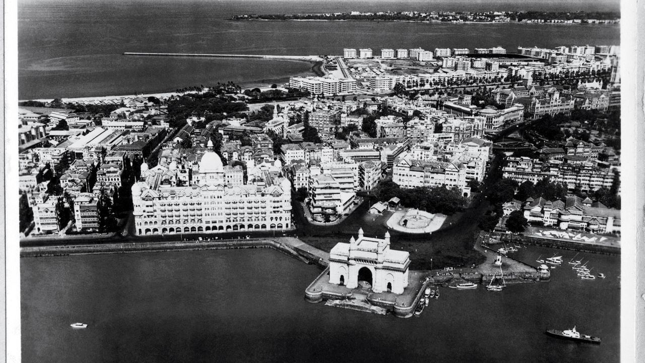 પણ જમશેદજીનો આ વિચાર માત્ર વ્યાવસાયિક યોજના નહોતો, પછળ એક મોટી બાબત હતી – અપમાન. કાળા ઘોડા વિસ્તારમાં આવેલ વૉટસન્સ હોટેલ એ સમયે યુરોપિયનો માટે જાણીતી હતી અને ત્યાં ભારતીયોને પ્રવેશ આપતા નહોતાં. એક દિવસ જમશેદજી ત્યા ગયા, પણ માત્ર ભારતીય હોવાના કારણે તેમને દરવાજે જ રોકી દેવામાં આવ્યા. આ ઘટના તેમના આત્મસન્માનને ઘાયલ કરી ગઈ. 