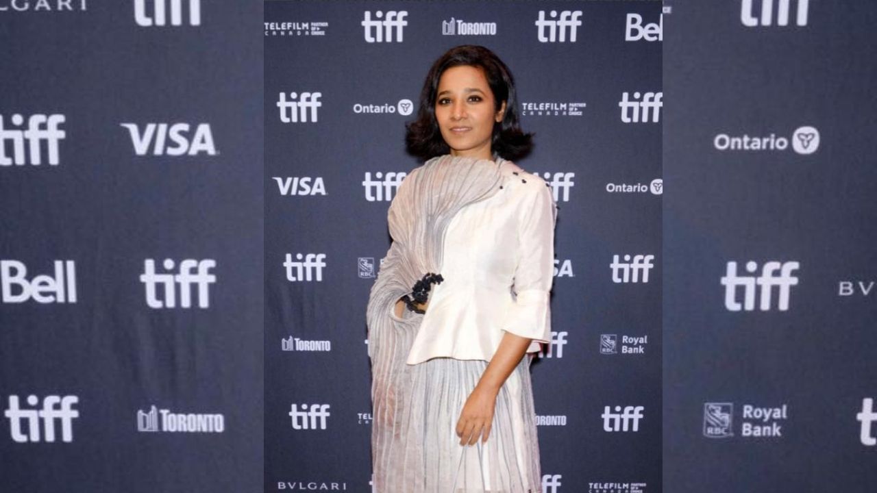 આ સમાચાર તેના ચાહકો અને ફિલ્મ ઈન્ડસ્ટ્રી માટે ભાવુક કરનાર છે. પિતાને કેન્સરમાં ગુમાવ્યા બાદ અભિનેત્રી ખુo આ બીમારીની ઝપેટમાં આવી છે,પરંતુ તેમણે હાર માની નથી.કારણ કે તેના પર એક વૃદ્ધ માતા અને 9 વર્ષની પુત્રીની જવાબદારી છે. ચાહકો અને સેલેબ્સ અભિનેત્રી માટે પ્રાર્થના કરી રહ્યા છે.