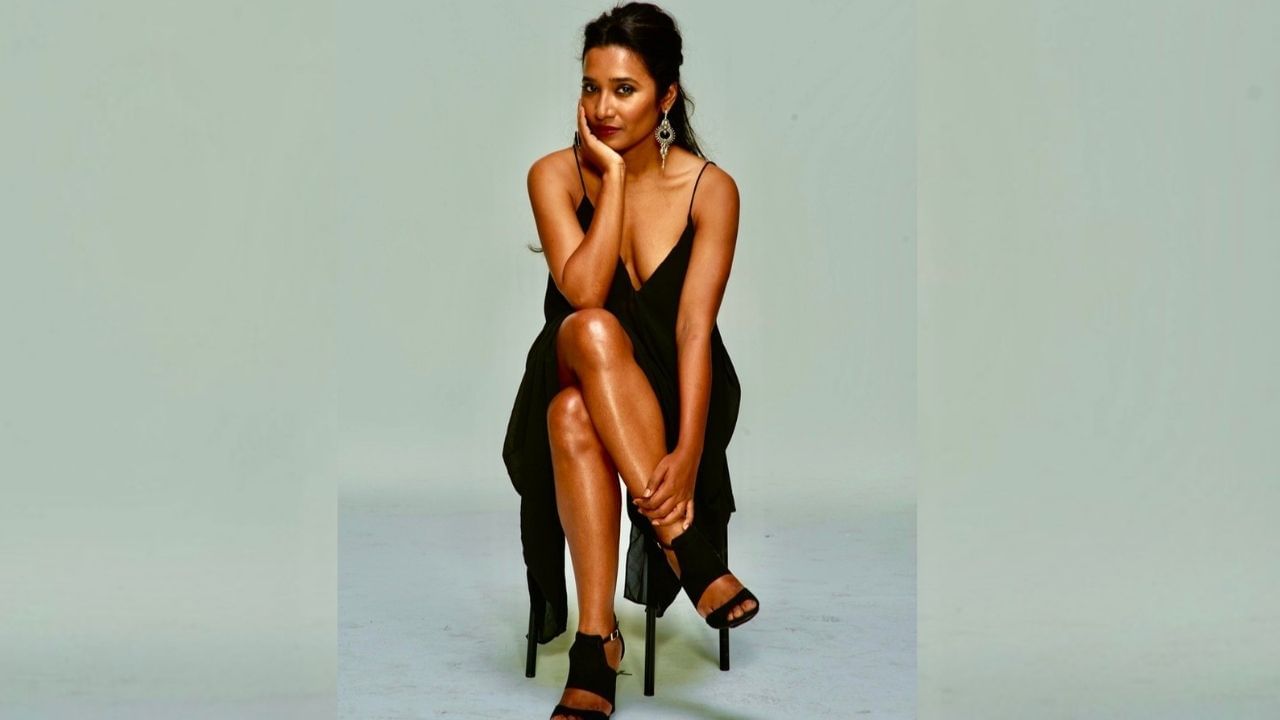 સોશિયલ મીડિયા પર ફોટો શેર કરી તેમના મિત્રો અને ચાહકોને સંદેશ આપ્યો કે, મુશ્કિલ સમયમાં હિંમત અને પ્રેમ જ અસલી તાકત છે. તનિષ્ઠા ચેટર્જીએ પોતાના ઈન્સ્ટાગ્રામ પર પોસ્ટમાં કહ્યું કે, છેલ્લા 8 મહિના તેના માટે ખુબ અધરા રહ્યા છે.કેન્સરથી પિતાનું મૃત્યુ થયાના થોડા સમય પછી, તેને પણ સ્ટેજ 4 ઓલિગો મેટાસ્ટેટિક કેન્સર હોવાનું નિદાન થયું.