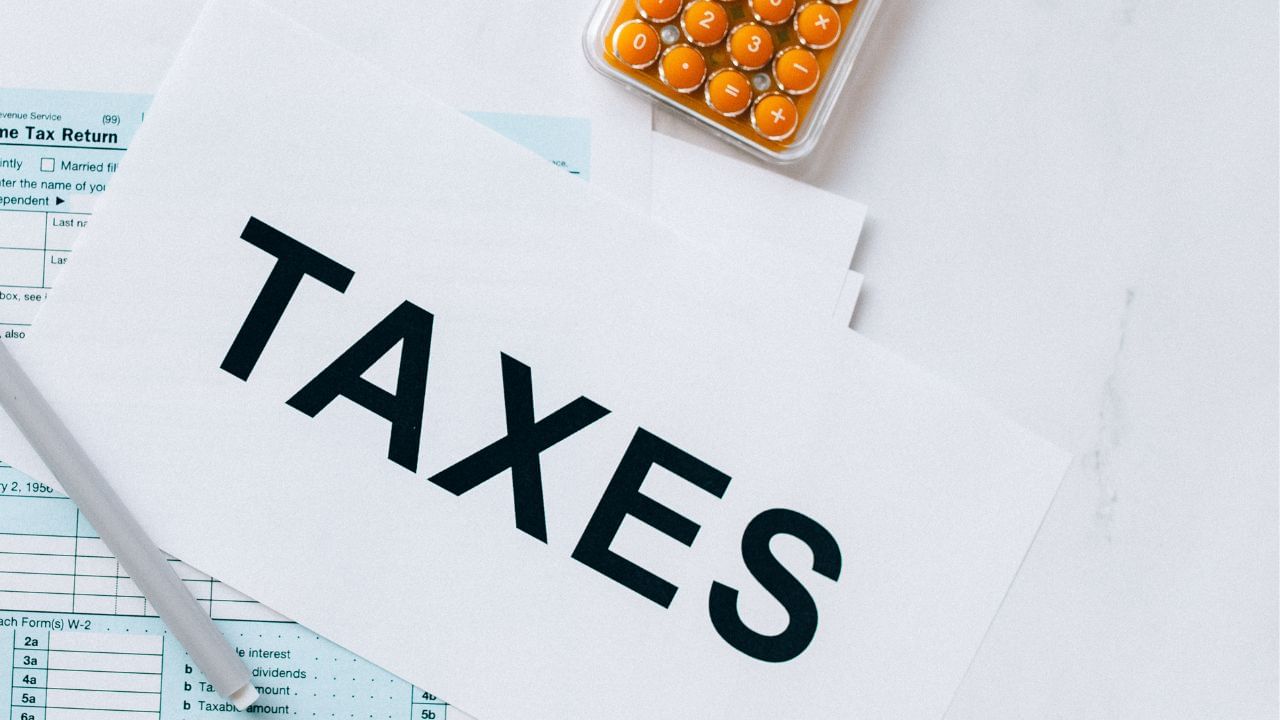 પહેલી વખત આવકવેરો 1860માં સર જેમ્સ વિલ્સન દ્વારા લાગુ કરવામાં આવ્યો હતો.તેનો ઉદ્દેશ 1857ની ક્રંતિ પછી થયેલા નુકસાનની ભરપાઈ કરવાનો હતો. પહેલા માત્ર ધનિક લોકો પર જ ટેક્સ લગાવવામાં આવતો હતો.