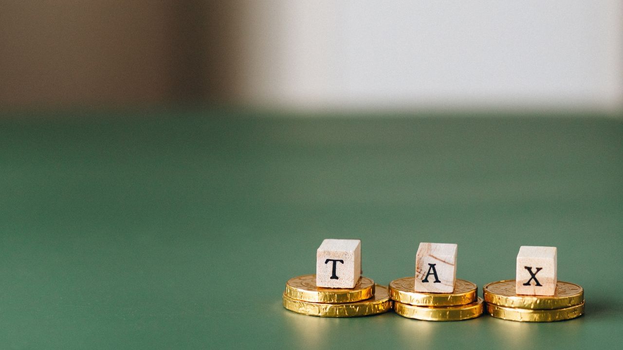 પ્રોપર્ટી ટેકસ ઘર કે સંપત્તિના માલિક પાસેથી લેવામાં આવતો હતો. શહેરી વિસ્તારોમાં ખાસ કરીને આ ટેક્સ વધારે વસુલવામાં આવતો હતો.સૌથી વિવાદાસ્પદ ટેક્સની જો આપણે વાત કરીએ તો. મીઠું (નમક)પર હતો. કારણ કે, મીઠું દરેક લોકોની જરુરત છે.દરેક વ્યક્તિએ મીઠા પર ટેક્સ દેવો પડતો હતો પછી તે ગરીબ હોય કે અમીર.