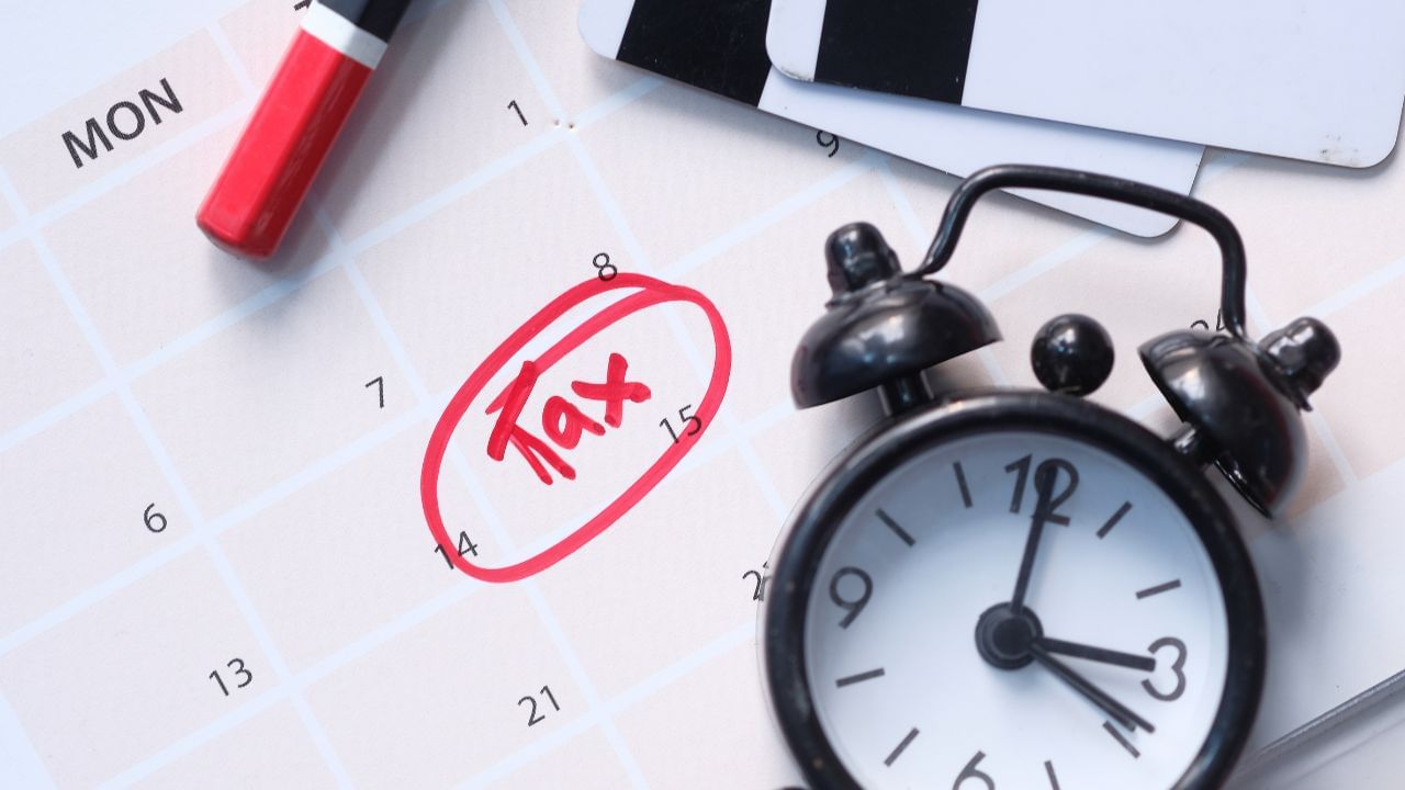 પહેલા પણ જમીન મહેસૂલ ટેક્સ હતો, પરંતુ બ્રિટિશ શાસને તેમાં વધારો કર્યો હતો. જમીનદારી, રાયતવારી અને મહલવારી પ્રણાલી હેઠળ આ ટેક્સ લેવામાં આવતો હતો. ખેડૂતો આ ટેક્સના ભોજ નીચે દબાઈ ગયા હતા જેના કારણે તેઓ દેવામાં પણ ફસાઈ ગયા હતા.