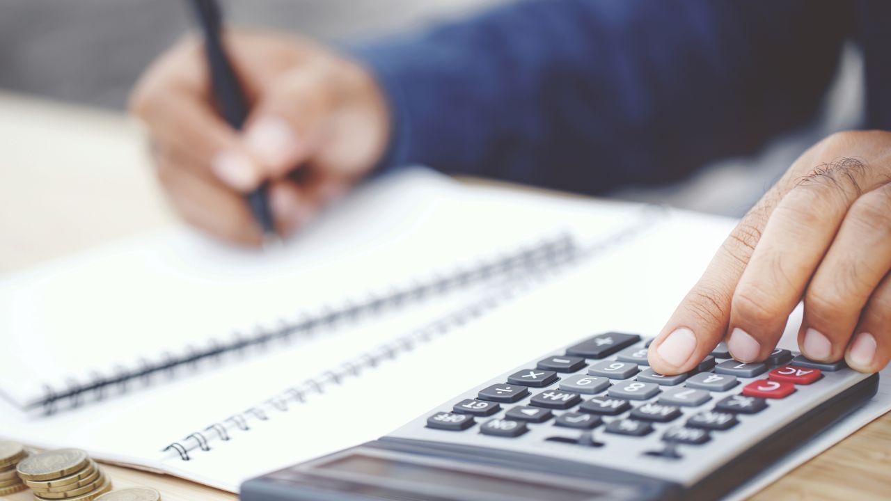 ભારતીય લોકોને જંગલના ઉપયોગ પર પ્રતિબંધ મુકવામાં આવ્યો હતો.લાકડા, મધ, ઘાસચારો અથવા પ્રાણીઓના ચરવા પર ટેક્સ વસૂલવામાં આવતો હતો. પ્રોફેશનલ ટેક્સ વકીલો, ડોકટરો, સોના અને ચાંદીના વેપારીઓ વગેરે જેવા વ્યવસાયો પર ટેક્સ લેવામાં આવતો હતો.