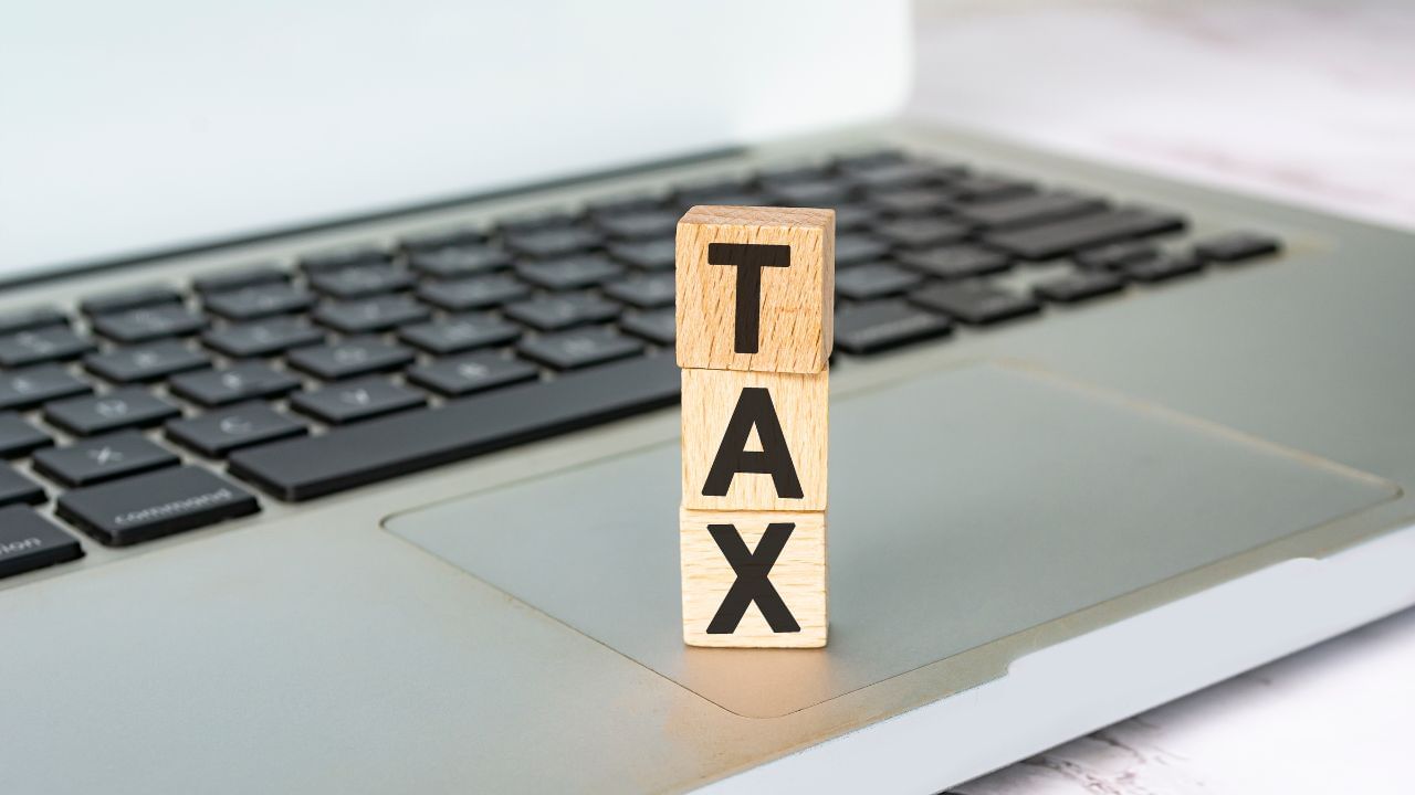 કેટલાક ક્ષેત્રોમાં ધાર્મિક અથવા સામાજિક પ્રતીકો પર પણ ટેક્સ લગાવવામાં આવ્યો હતો.શહેરોમાં માલ સામાન લાવવા અને લઈ જવા પર ટેક્સ વસૂલવામાં આવતો હતો.