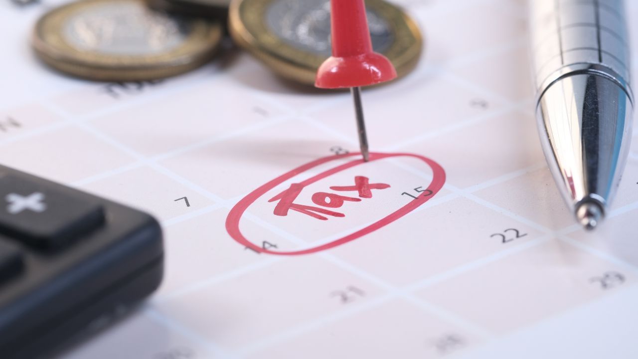 ભારતીય પ્રેસની સ્વતંત્રતાને પ્રતિબંધિત કરવા માટે ન્યુઝપેપર અને છાપેલી સામગ્રીઓ પર ટેક્સ લગાવવામાં આવ્યો હતો.ભારતમાંથી સસ્તા દરે કાચો માલ નિકાસ કરવામાં આવતો હતો અને તૈયાર માલ મોટો ટેક્સ સાથે લેવામાં આવતો હતો.