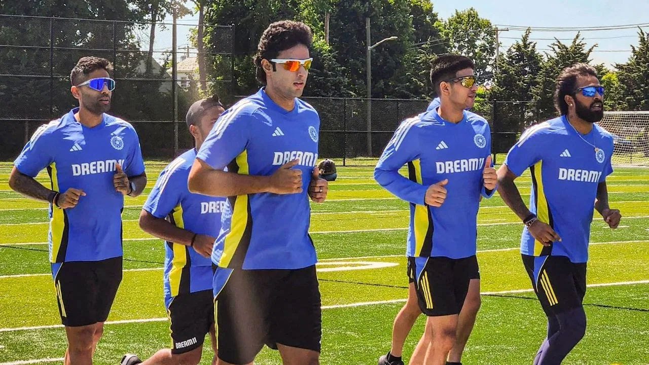 એશિયા કપ 2025 માટે હવે વધુ સમય બાકી નથી. આ ટુર્નામેન્ટ 9 સપ્ટેમ્બરથી શરૂ થઈ રહી છે અને 28 સપ્ટેમ્બર સુધી ચાલુ રહેશે. ફરી એકવાર, બધાની નજર ટીમ ઈન્ડિયા પર રહેશે, જે ટુર્નામેન્ટની વર્તમાન ચેમ્પિયન છે. આ વખતે આ ટુર્નામેન્ટ T20 ફોર્મેટમાં યોજાવા જઈ રહી છે અને ટીમ ઈન્ડિયા સૂર્યકુમાર યાદવની કેપ્ટનશીપમાં મેદાનમાં ઉતરશે. 