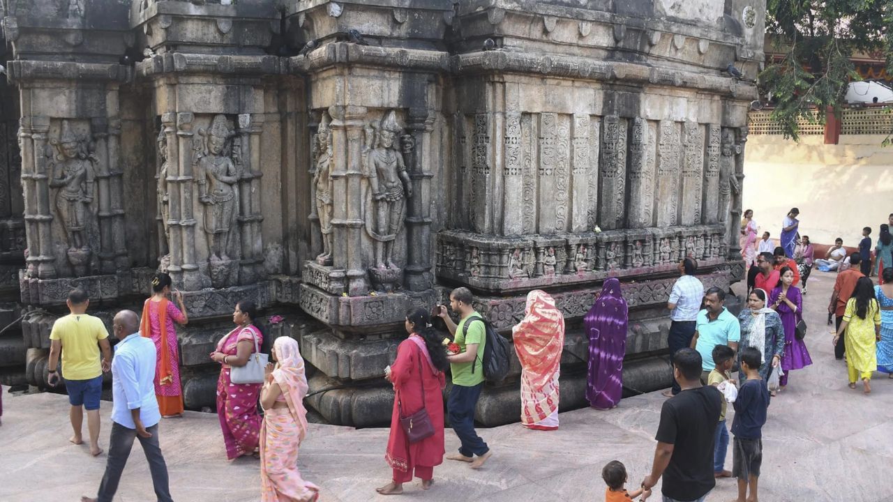 આ શ્લોકનો અર્થ એ છે કે, મૃત્યુ અને ગરીબી એવી હોવી જોઈએ કે તેમાં કોઈ પીડા ન હોય તેમજ મૃત્યુ આવે ત્યારે તે તમારા સાનિધ્યમાં શાંતિપૂર્વક આવે.