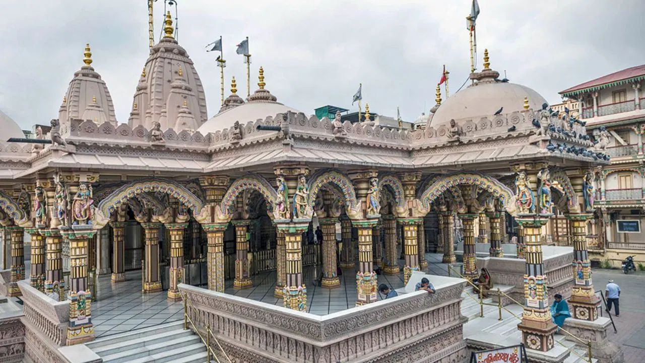 જ્યારે તમે મંદિરના પગથિયે બેસો અને ભગવાનને યાદ કરતી વખતે પ્રાર્થના કરો છો, ત્યારે એક શ્લોક જરૂરથી વાંચો. માન્યતા અનુસાર, 'અનયસેન મરણમ, બિન દૈન્યે જીવનમ. દેહંત તવ સાનિધ્યમ, દેહિ મે પરમેશ્વરમ' આ શ્લોકનો જાપ કરવાથી મન શુદ્ધ થાય છે.