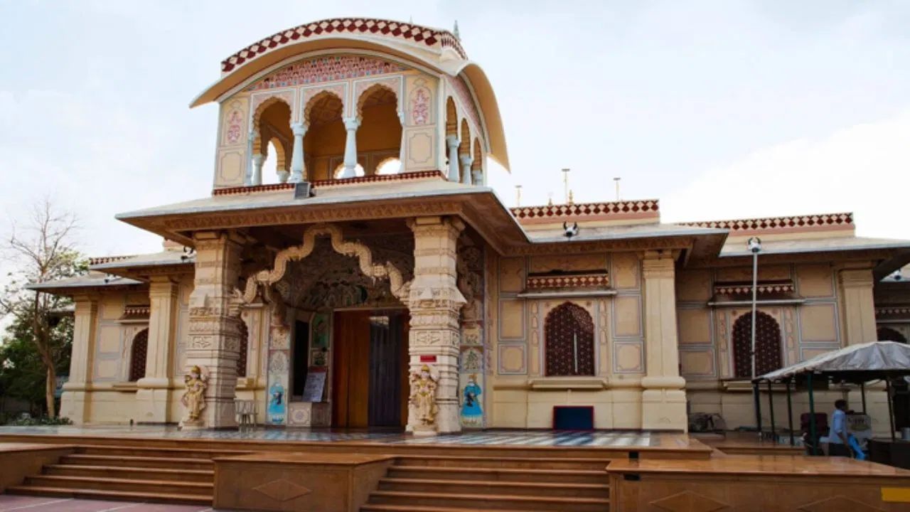 હવે મુદ્દાની વાત એ કે, દર્શન કર્યા બાદ મંદિરના પગથિયા પર શા માટે લોકો બેસે છે? આની પાછળનું કારણ શું છે? જણાવી દઈએ કે, આ સવાલોનો ઉલ્લેખ શાસ્ત્રોમાં કરવામાં આવ્યો છે.