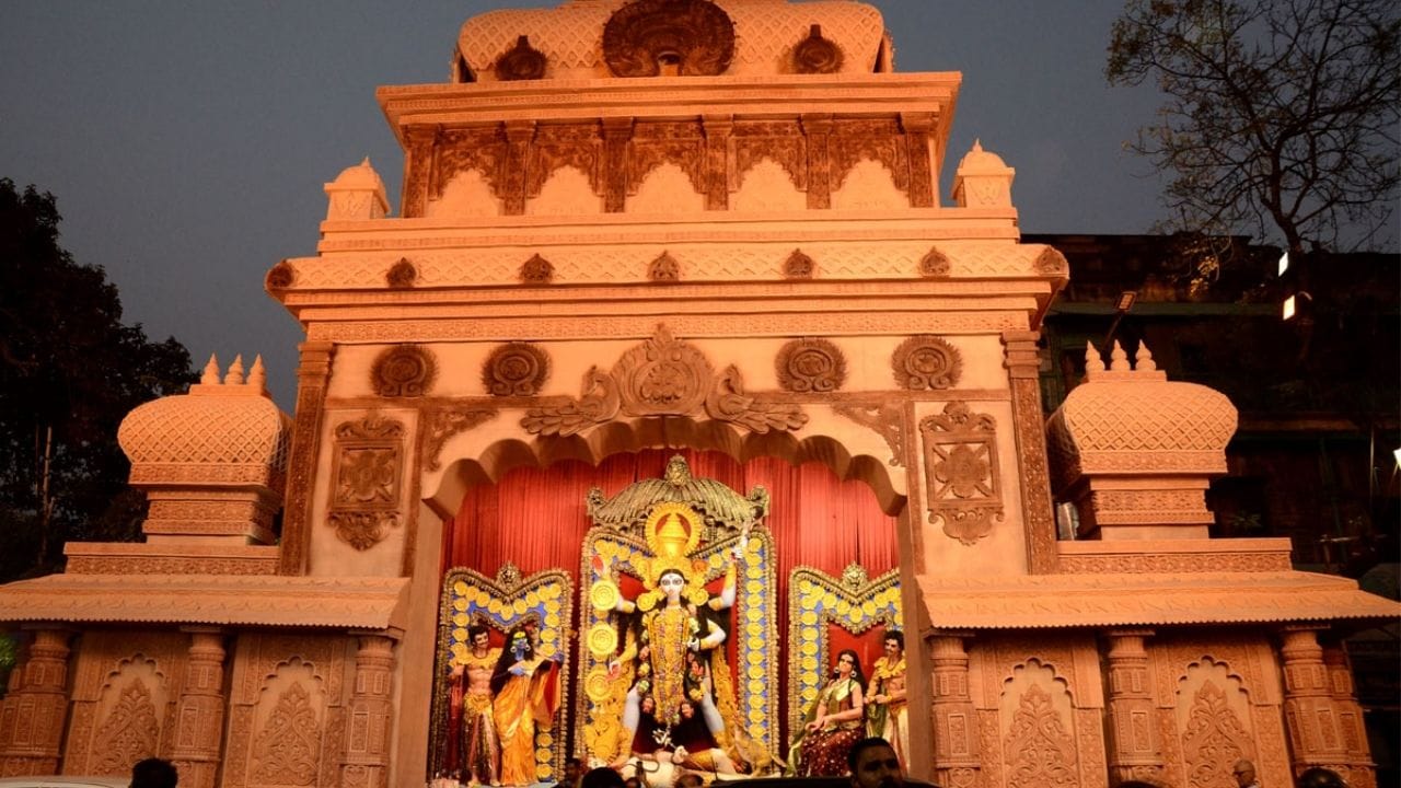 મંગળવારે ગુપ્ત દાન કરો: જો તમે મંગળવારે દિવાસળીનું ગુપ્ત દાન કરો છો તો તે તમારા માટે શુભ ફળ લાવશે. મંગળવાર ભગવાન હનુમાન સાથે સંબંધિત છે. જો તમે આ ખાસ દિવસે દિવાસળીનું દાન કરો છો તો તમને શુભ ફળ મળશે. આમ કરવાથી કુંડળીમાં મંગળની સ્થિતિ ખૂબ જ મજબૂત બને છે. દાન કરવાની સાથે ભગવાન હનુમાનને મનમાં કહો કે તે તમારા જીવનમાં આવનારી દરેક અવરોધને દૂર કરે.
