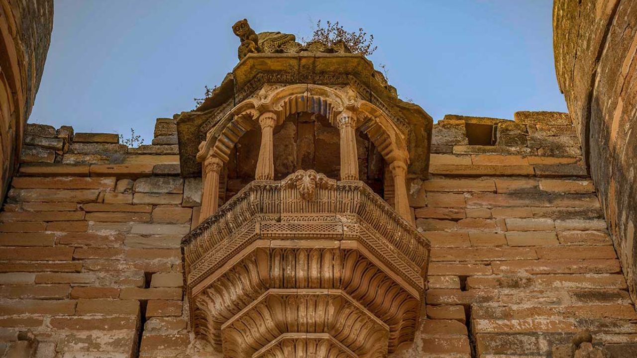 સન 1718 થી 1741 દરમિયાન દેશળજી પ્રથમના શાસનકાળમાં, તેરા જાગીર રૂપે આપવામાં આવતા જાડેજા શાસકો દ્વારા આ કિલ્લાનું નિર્માણ કરાયું હતું. બાદમાં, 1741 થી 1760 દરમિયાન મહારાવ લખપતજીના રાજમાં થયેલા યુદ્ધ દરમિયાન કિલ્લાને ભારે નુકસાન પહોંચ્યું. (Credits: - Wikipedia) (Credits: - gujarat tourism)